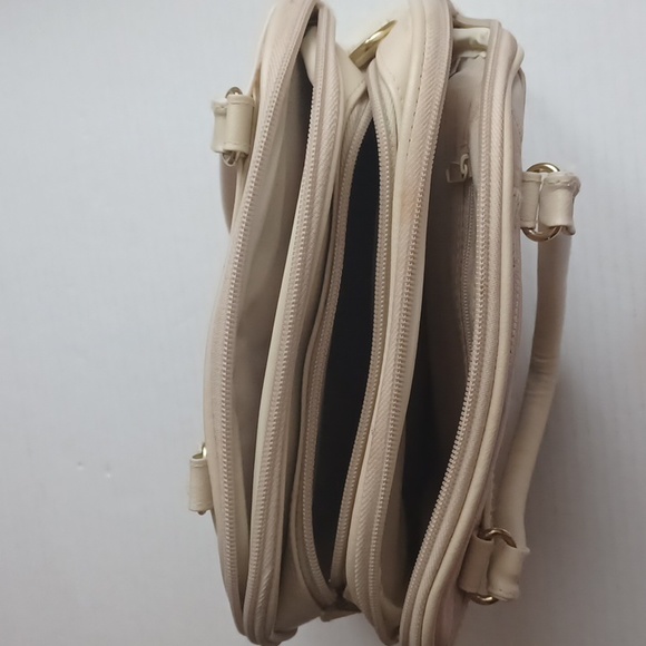 4/$30 Cream Coloured Patchwork Faux-Leather Purse - Medium Size - Picture 4 of 12